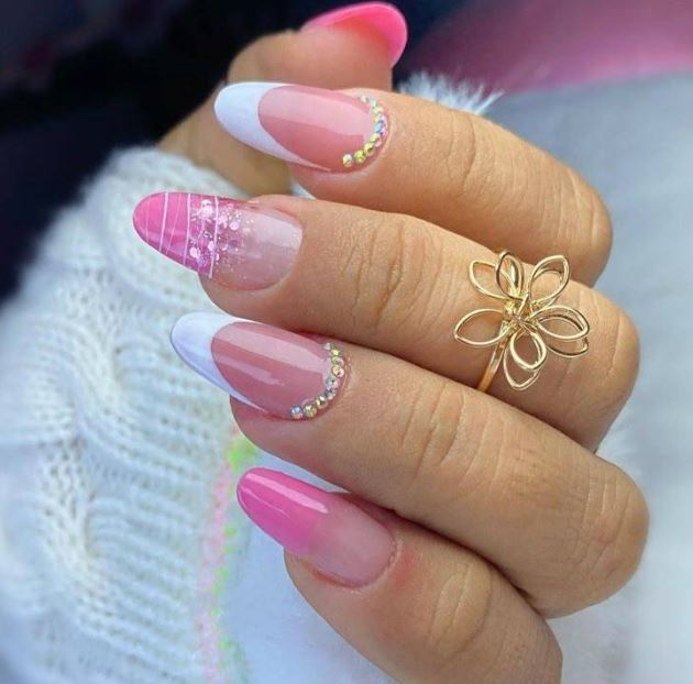 Unhas decoradas rosa com design exclusivo.