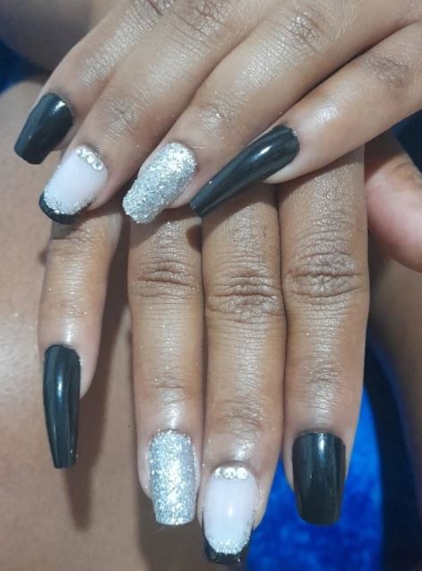 Unhas pretas com filha única decorada