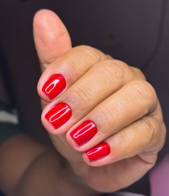 Unhas vermelhas minimalistas elegantes.