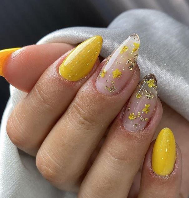 Inspiração de unhas amarelas com acabamento brilhante.