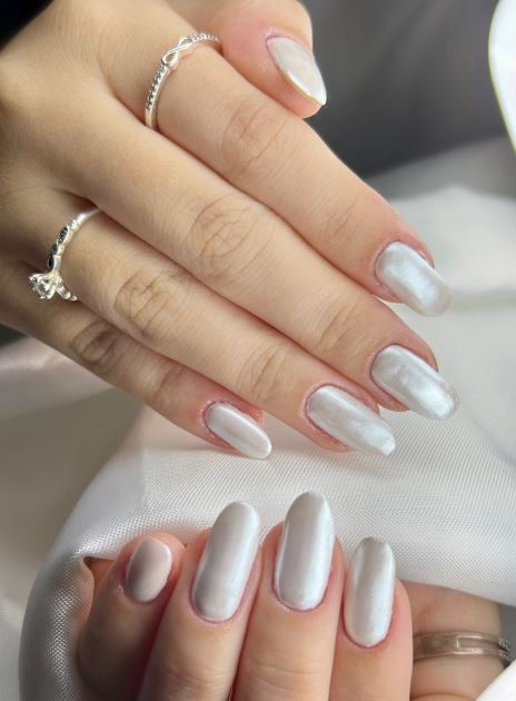 Unhas brancas simples para estilo clean.