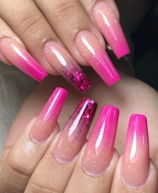 Unhas cor de rosa com acabamento profissional.