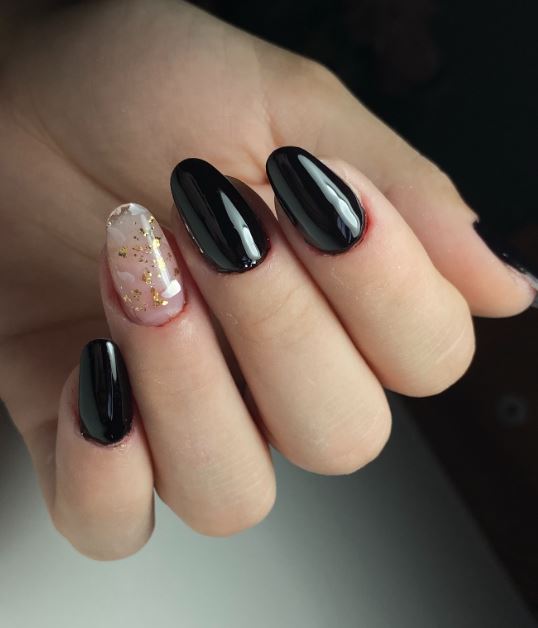 Unhas pretas com nail art abstrata estilosa