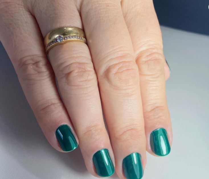 Unhas verdes menta com decoração leve e elegante