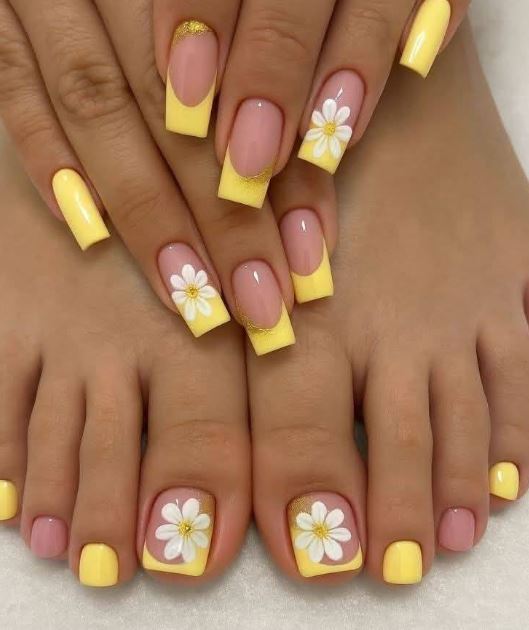 Unhas amarelas com design geométrico moderno.