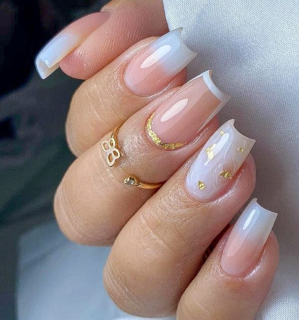 Unhas brancas decoradas com arte moderna.