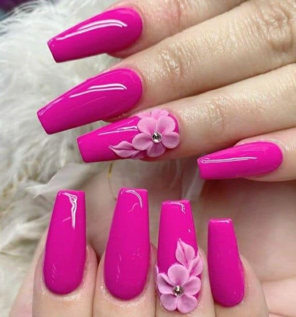 Unhas rosa com francesinha moderna e elegante.