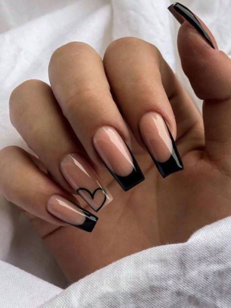 Unhas pretas decoradas com flores delicadas