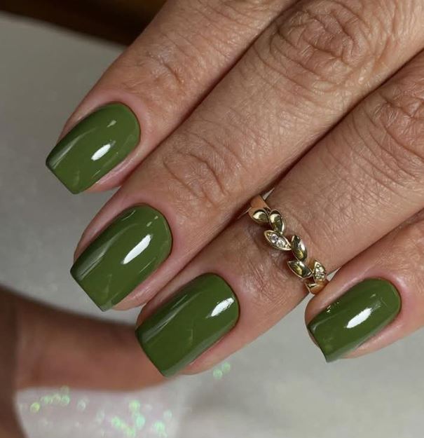 Unhas verdes com brilho suave estilo delicado