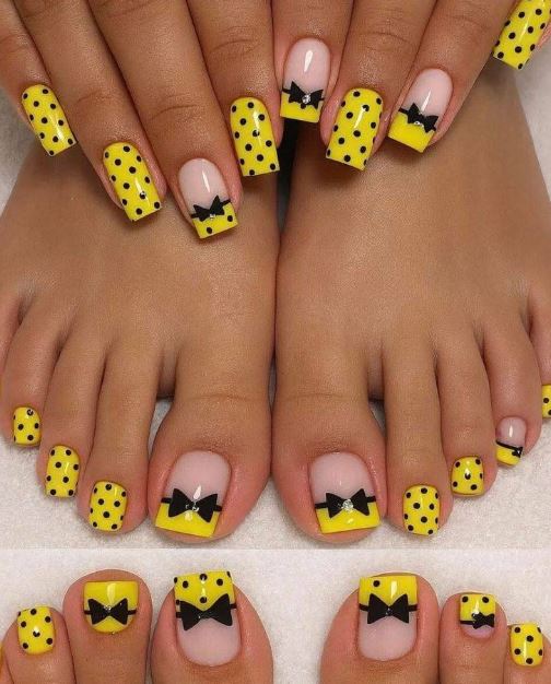 Unhas amarelas com toque sofisticado e elegante.