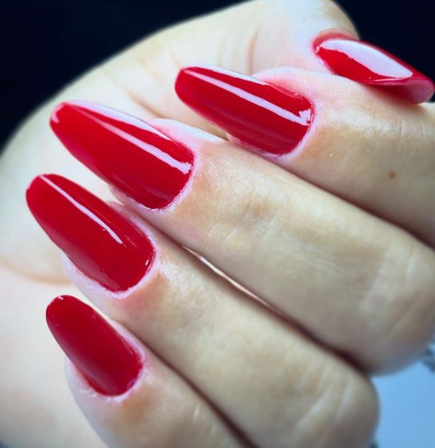 Unhas vermelhas com design criativo.
