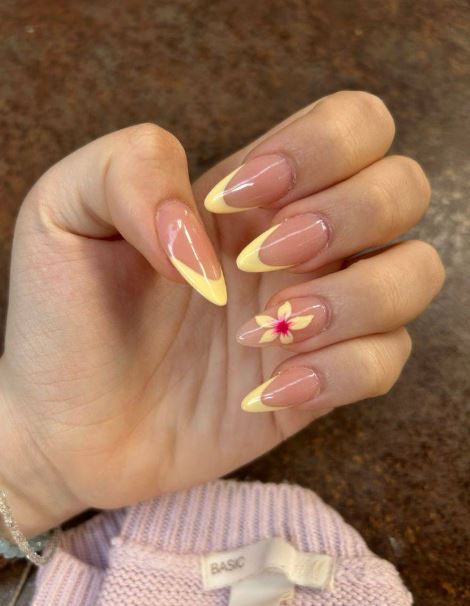 Unhas amarelas para destacar seu visual.