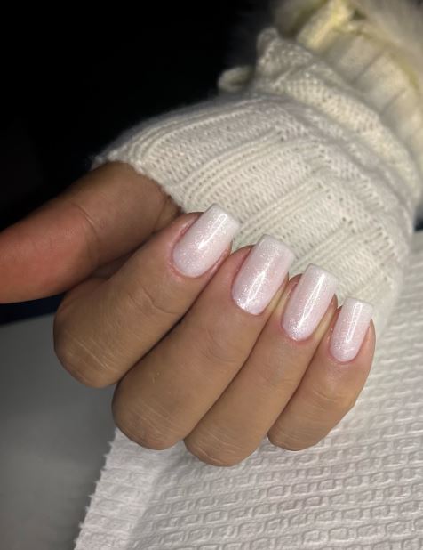 Unhas brancas elegantes com efeito fosco.
