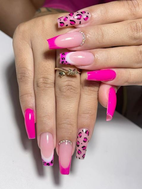 Unhas cor de rosa com brilho e sofisticação.