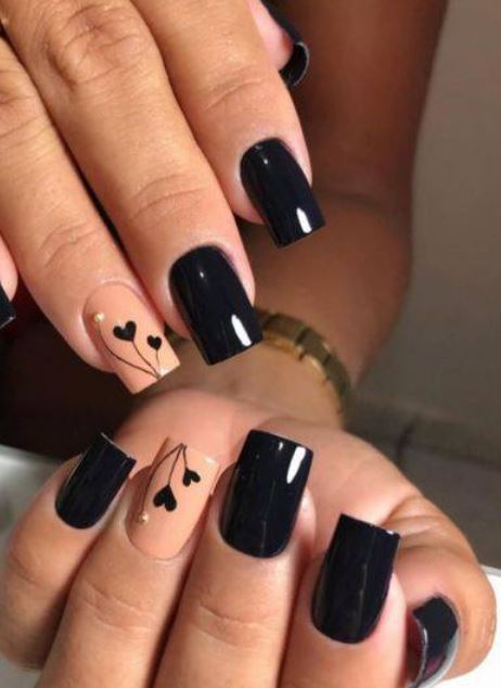 Unhas pretas com design artístico moderno