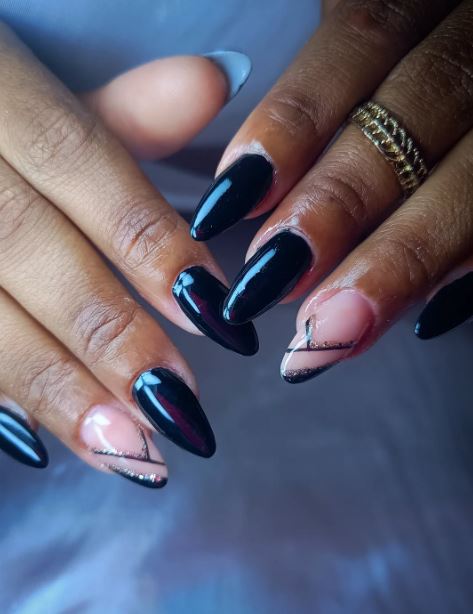 Unhas pretas foscas com detalhes brilhantes