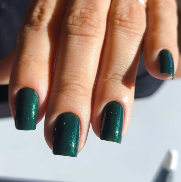 Unhas verdes com esmalte fosco estilo elegante