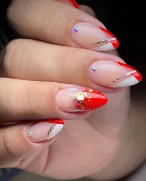 Unhas vermelhas com francesinha moderna.