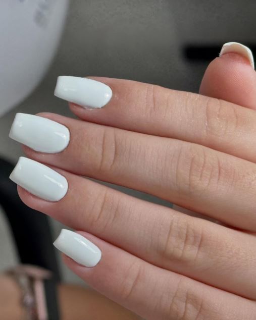 Unhas brancas simples e delicadas femininas.