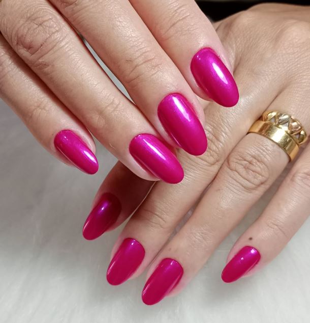 Unhas decoradas rosa tendência atual.