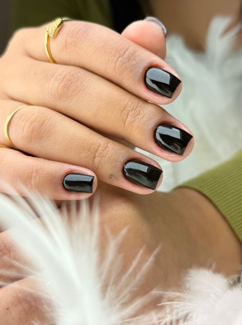 Unhas pretas decoradas com estilo sofisticado