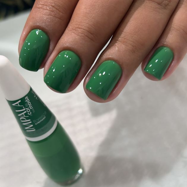 Unhas verdes decoradas com detalhes criativos modernos