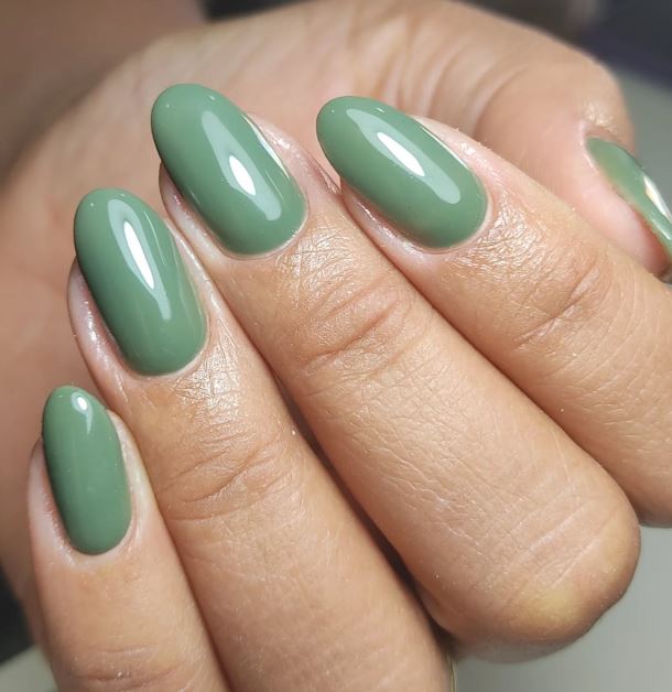 Unhas verdes elegantes com acabamento profissional