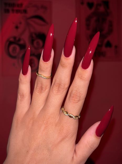 Unhas vermelhas para eventos especiais.
