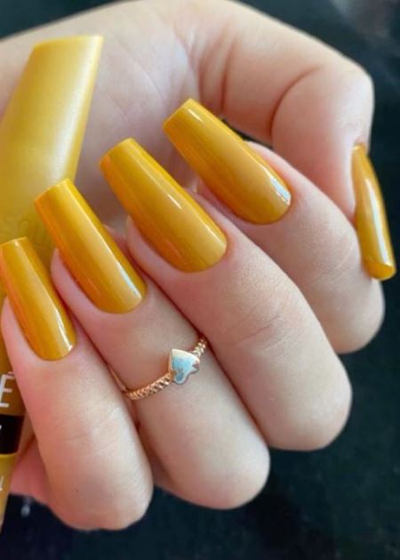 Unhas amarelas tendência para moda feminina.