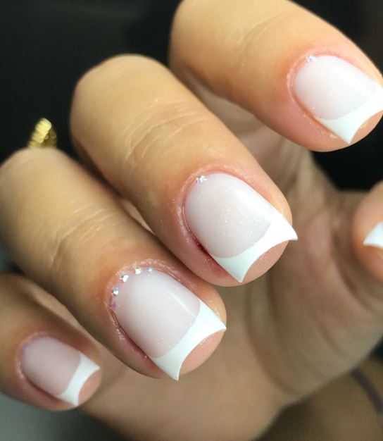 Unhas brancas elegantes com design contemporâneo.