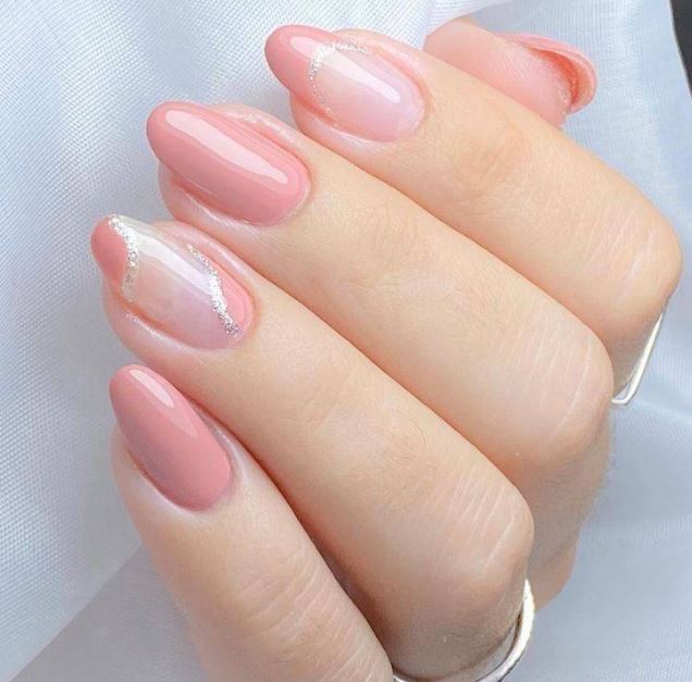 Unhas rosa com design minimalista moderno.