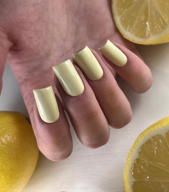 Unhas amarelas delicadas para um visual elegante.