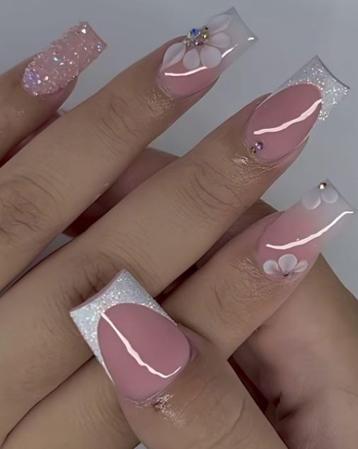 Unhas rosa claro com acabamento delicado.