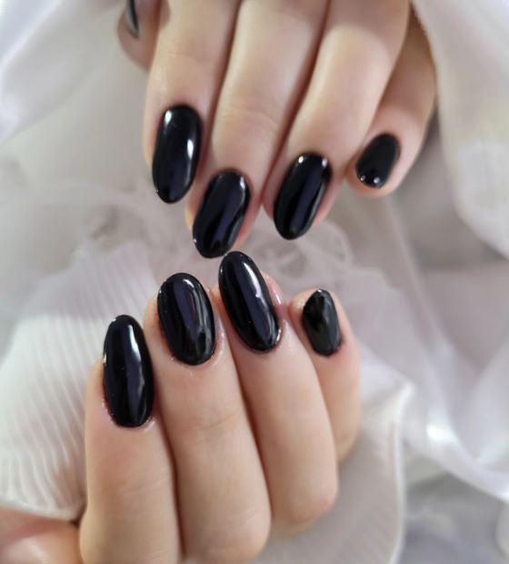 Unhas pretas simples e delicadas para o dia a dia