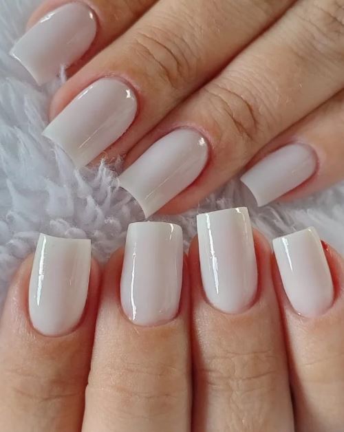 Ideias criativas de unhas brancas decoradas.
