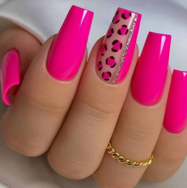Unhas decoradas rosa com branco sofisticadas.
