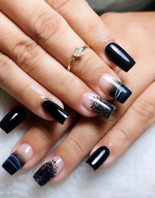 Unhas pretas com glitter dourado sofisticado