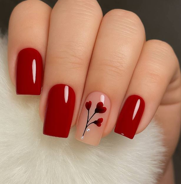 Unhas vermelhas com francesinha delicada.