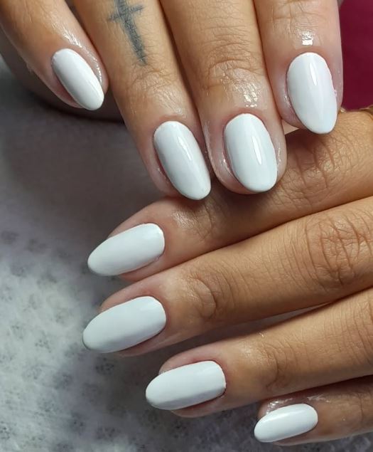 Ideias de unhas brancas decoradas para se inspirar.