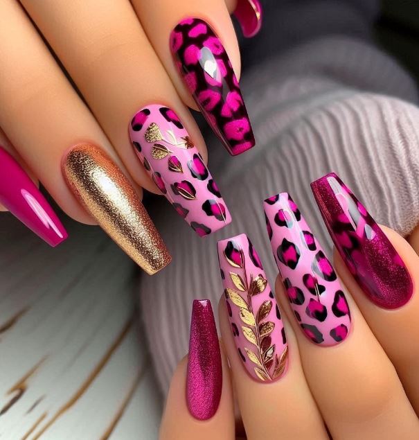 Unhas cor de rosa com glitter e brilho intenso.