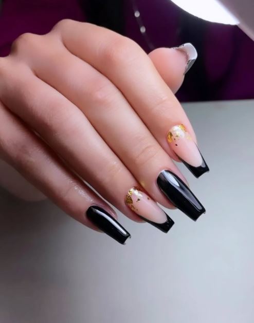 Unha de gel preta decorada com brilho intenso