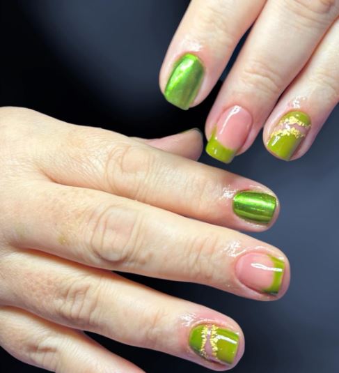 Unhas verdes claras delicadas com estilo simples e elegante