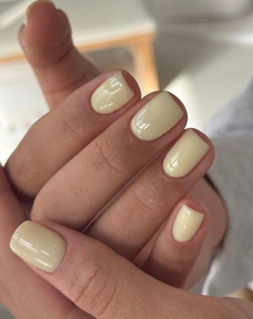 Inspiração de unhas amarelas com detalhes florais.