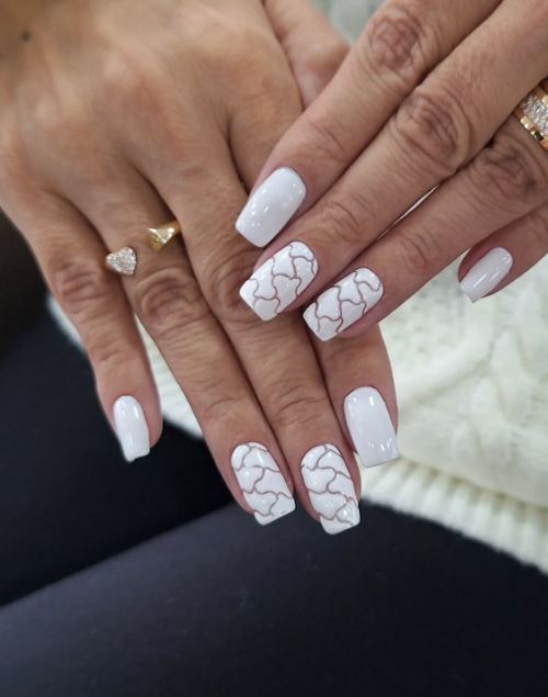 Unhas brancas elegantes com acabamento em gel.