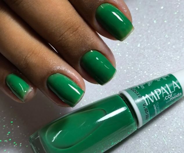 Unhas verdes escuras elegantes para ocasiões especiais