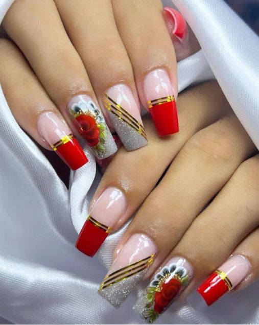 Unhas vermelhas com glitter sofisticado.