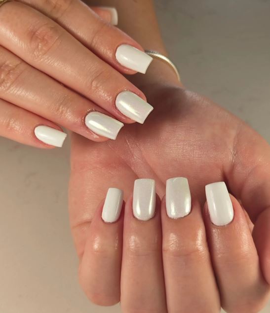 Unhas brancas simples com estilo minimalista.