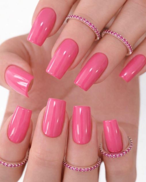 Unhas de gel rosa decoradas com estilo moderno.