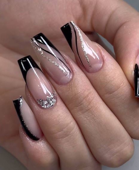 Unhas pretas foscas elegantes com detalhes minimalistas