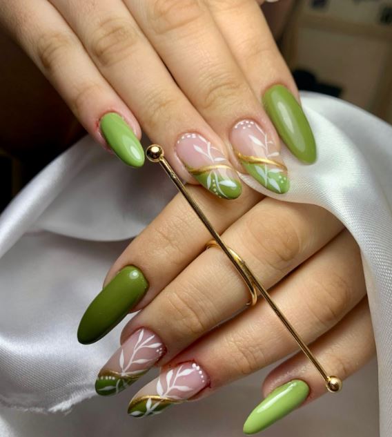 Unhas verdes decoradas com glitter moderno e sofisticado